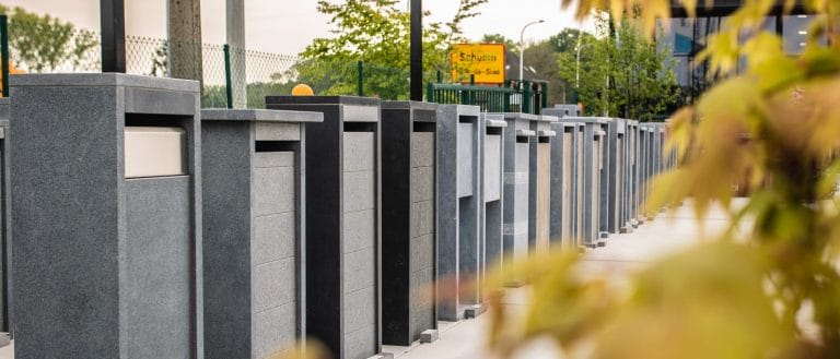 Brievenbussen met naamplaatjes opgesteld op werktafel