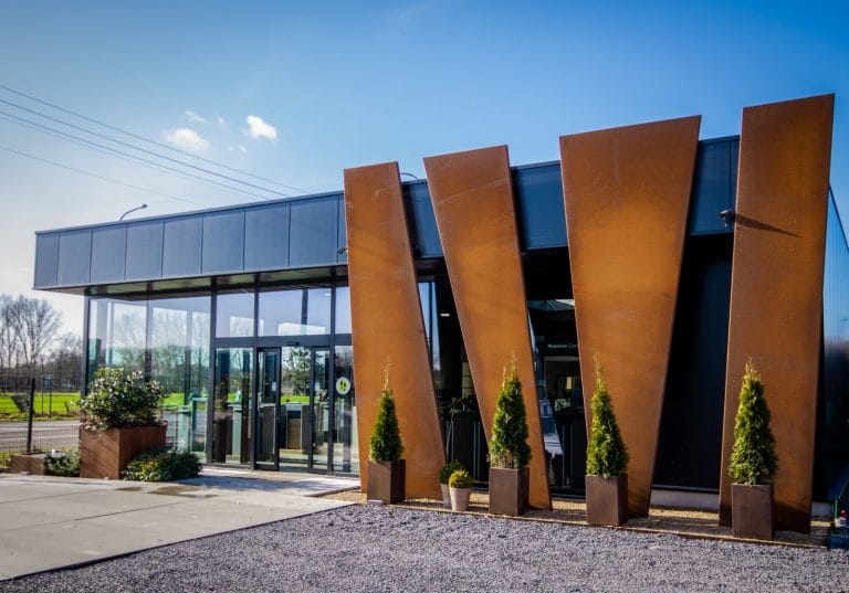 Sfeerbeeld in de showroom met decoratie en bloemen