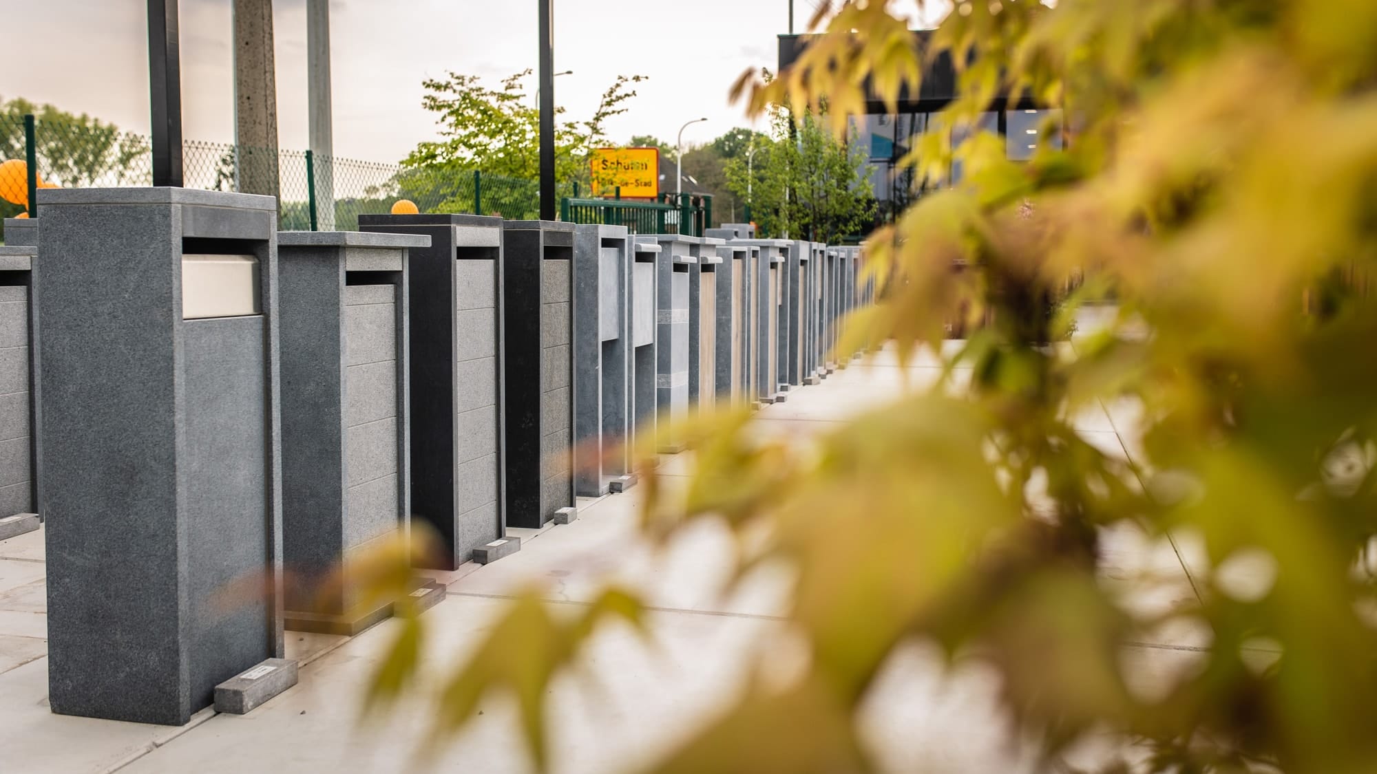 Etalageopstelling van klassieke en moderne brievenbussen