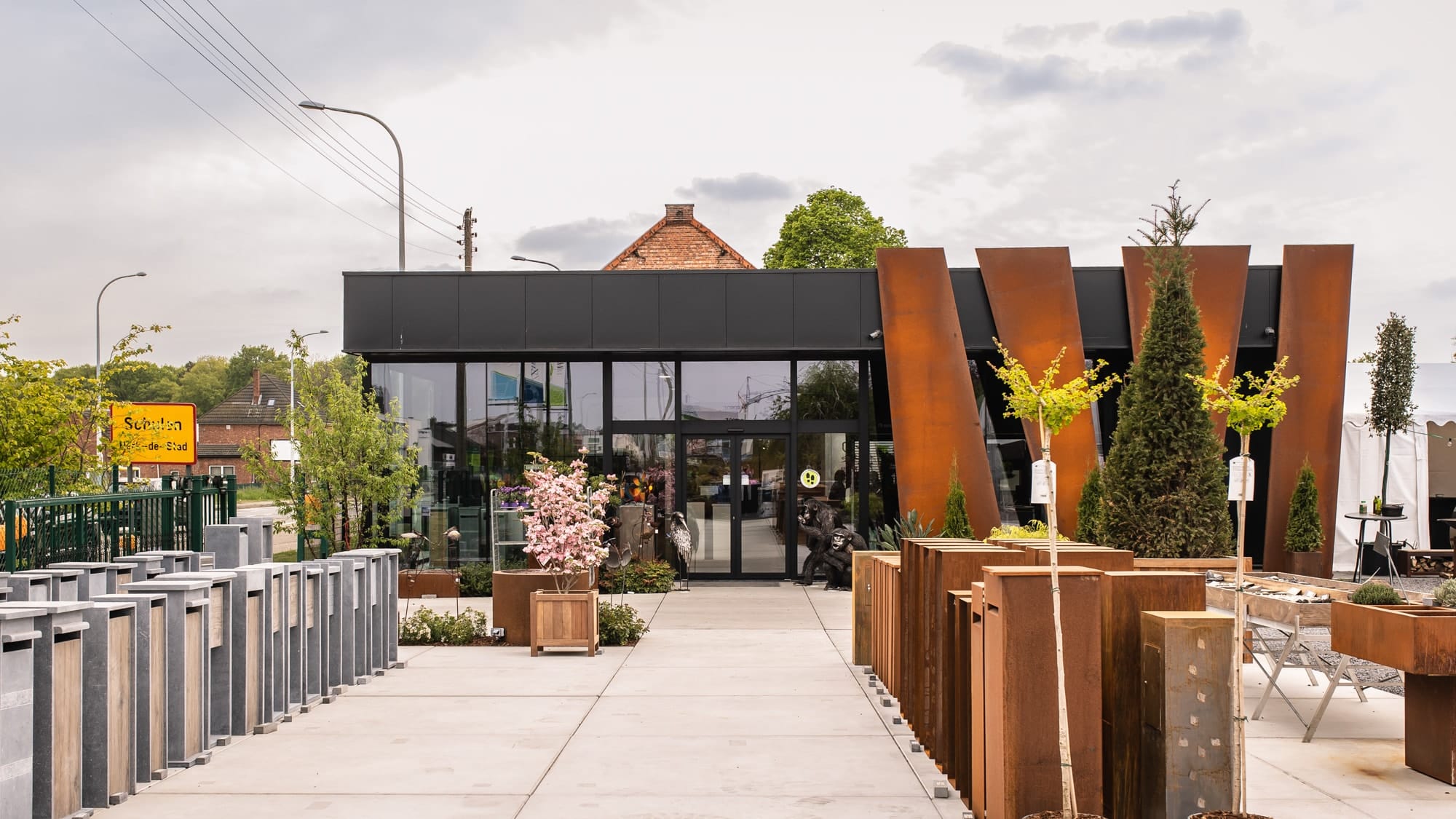 Showroomopstelling van moderne brievenbussen uit het assortiment van meer dan 200 modellen