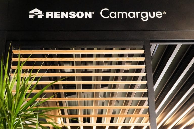 Renson Camargue terrasoverkapping opgesteld in de toonzaal van 't Hoveniersbedrijf