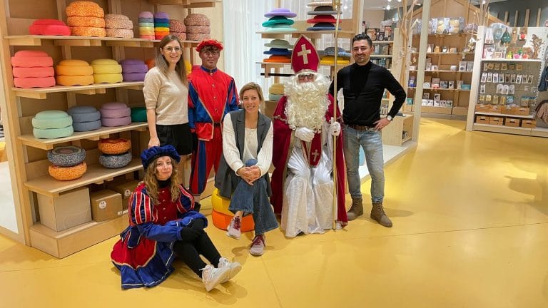 Het team van 't Hoveniersbedrijf voor de winkelingang aan de Steenweg